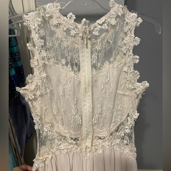 Brand new white, lace dress. Never worn! (Not right size) - Picture 3 of 5